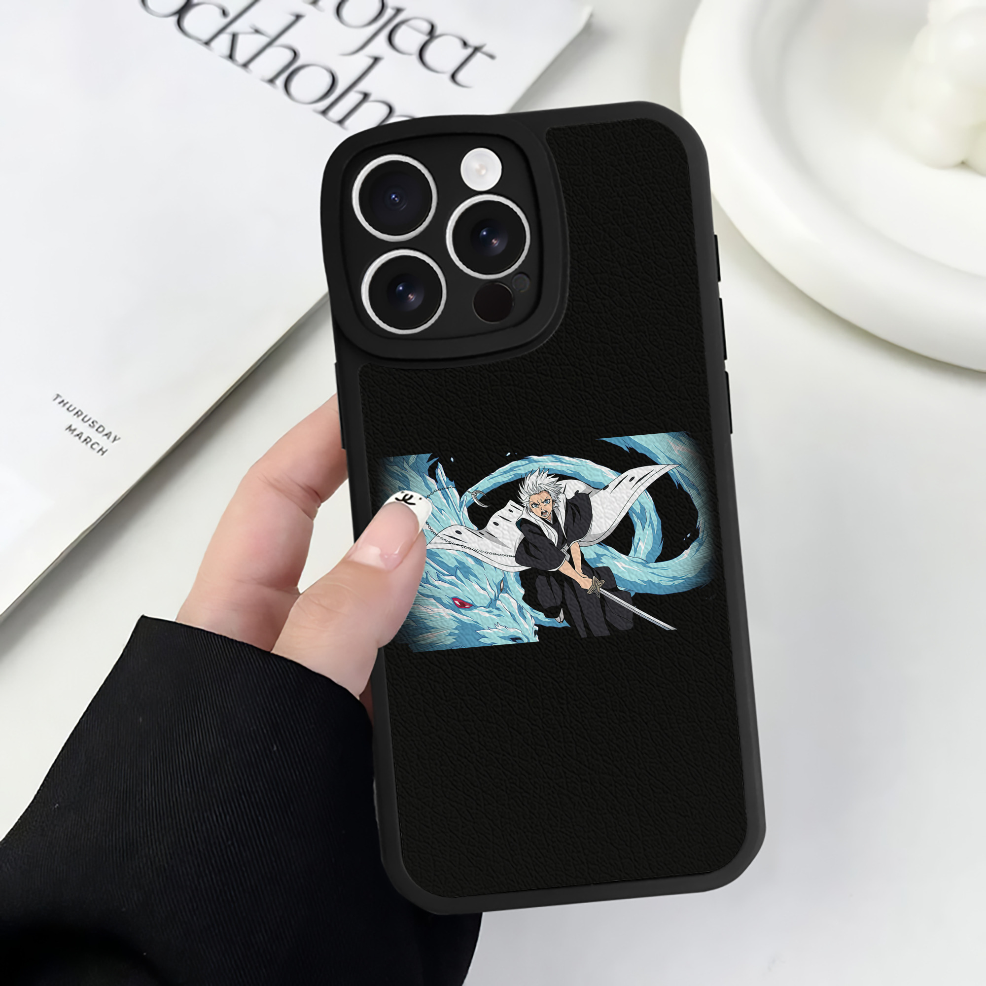 （画像用） ブリーチ 日番谷冬獅郎（ひつがや とうしろう） BLEACH Hitsugaya Toushirou 【iPhone 16シリーズ対応】シリコンスマホケース（レザー調） 材質：シリコン
